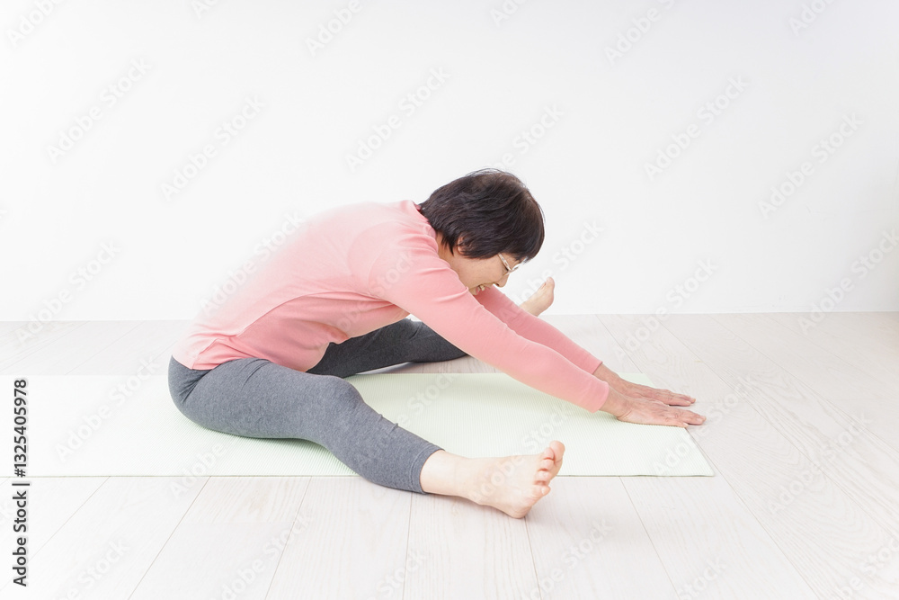 Fototapeta premium ヨガをするシニア女性