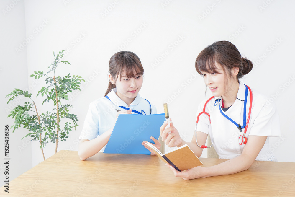 打ち合わせをする看護師