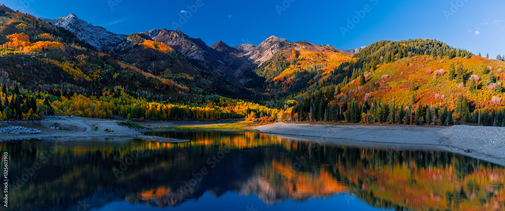 Naklejka premium Scenic panoramic landscape of Silver lake reservoir in Utah, Wasatch mountain range