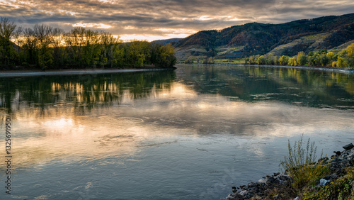 Obraz na płótnie Die Donau in der Wachau w salonie