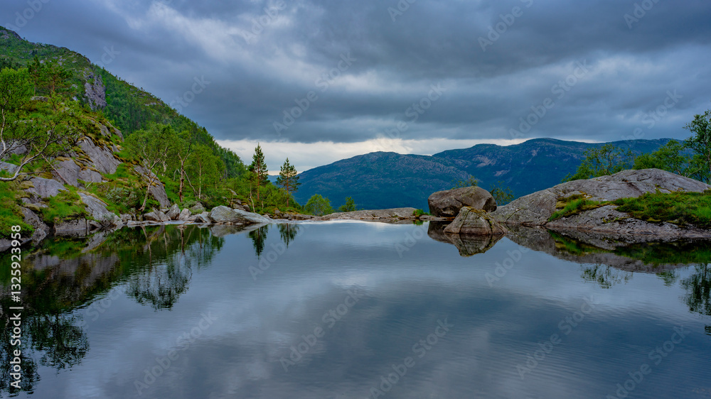 Bergsee im Naturparadies Eidslandet in Norwegen