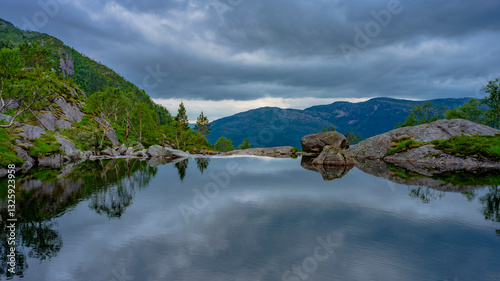 Obraz na płótnie Bergsee im Naturparadies Eidslandet in Norwegen w salonie