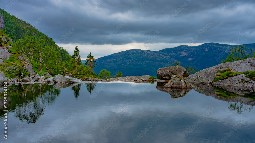 Bergsee im Naturparadies Eidslandet in Norwegen