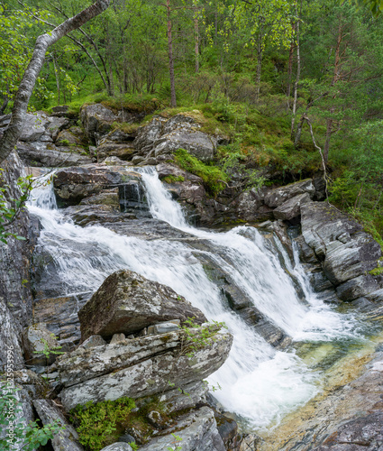 Wasserfall im Naturparadies Eidslandet in Norwegen