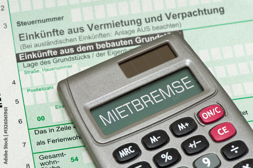 Ein Taschenrechner mit der Aufschrift Mietbremse im Display liegt auf einem Formular zur Steuererklärung über Einkünfte aus Vermietung und Verpachtung - FOTOMONTAGE