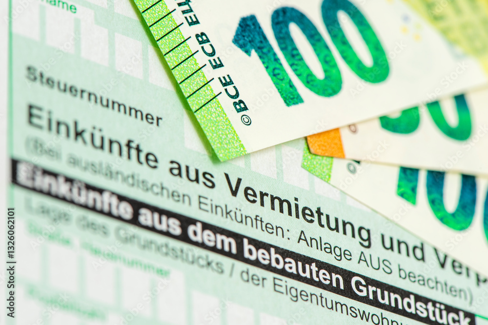 Einige Euroscheineliegen auf einem Formular zur Steuererklärung über Einkünfte aus Vermietung und Verpachtung