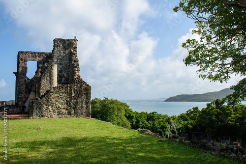 Obraz na płótnie Ruin of a castle on a tropical coast w salonie