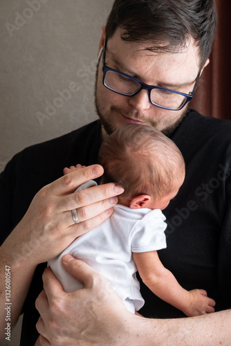 Obraz na płótnie Man Holding Newborn Baby in Tender Moment w salonie