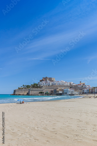Obraz na płótnie Beach in front of the historic town of Peniscola, Spain w salonie