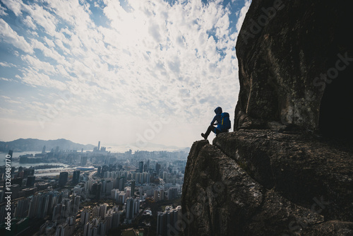 Photography Woman traveller sit on the cliff edge enjoy the beautiful view of hong kong