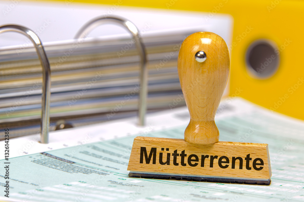 Ein Holzstempel mit der Aufschrift Mütterrente steht auf einem Formular