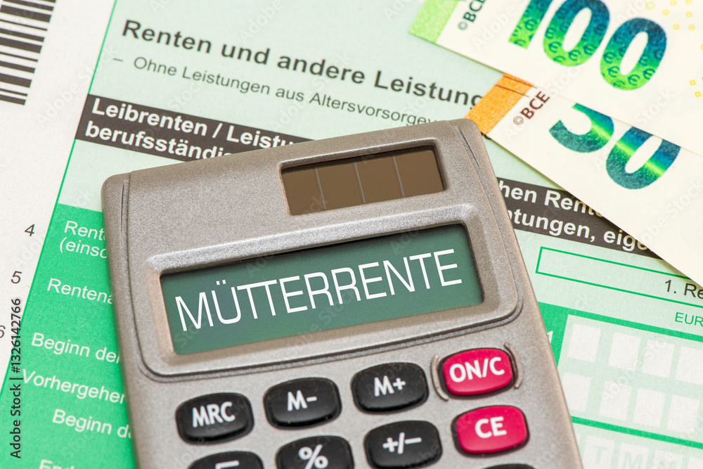 Ein Taschenrechner mit der Aufschrift Mütterrente im Display liegt auf einem Steuerformular für Renten - FOTOMONTAGE