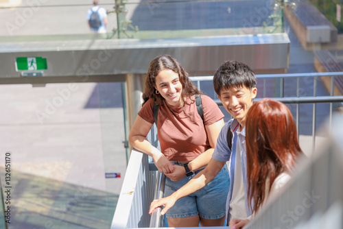 階段の踊り場で話す大学生の男女