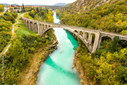 Foto Railway stone bridge Solkan over the river Soca in Slovenia