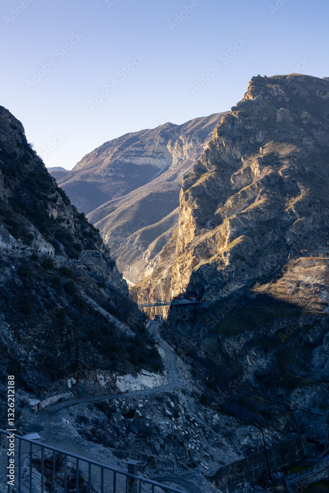 Obraz premium A beautiful mountain range featuring a road that goes through it