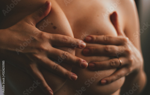 Foto Passionate naked woman touching breasts