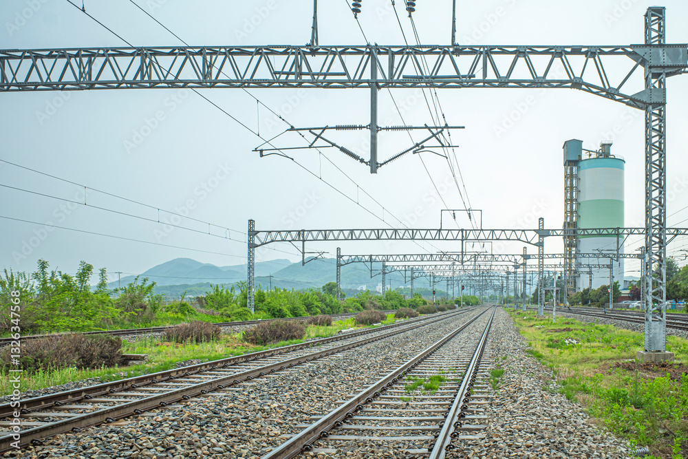 Fototapeta premium 鉄道旅行-長く続くレールと架線