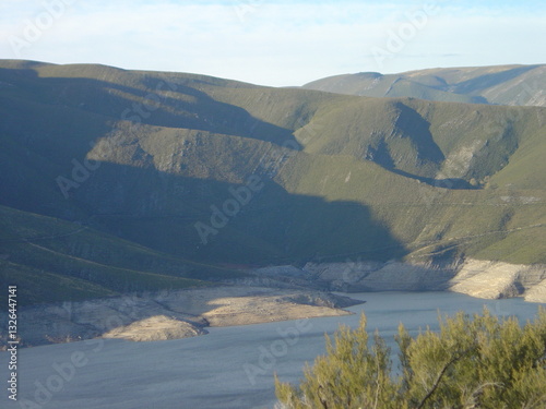 Paisagem de rio sobre a montanha photo