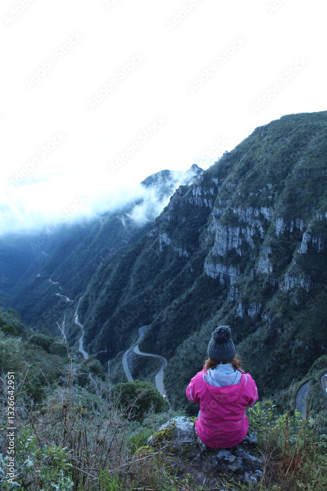 Naklejka premium mulher em mirante com vista para a serra do rio do rastro em santa catarina