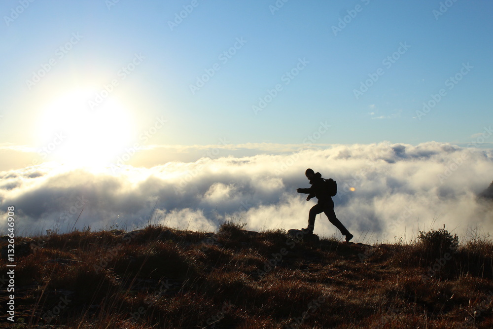 silhueta de homem caminhando em montanha com mar de nuvens ao fundo - foto tirada em santa catarina, na serra do rio do rastro silhueta de homem caminhando em montanha com mar de nuvens ao fundo - foto tirada em santa catarina, na serra do rio do rastro