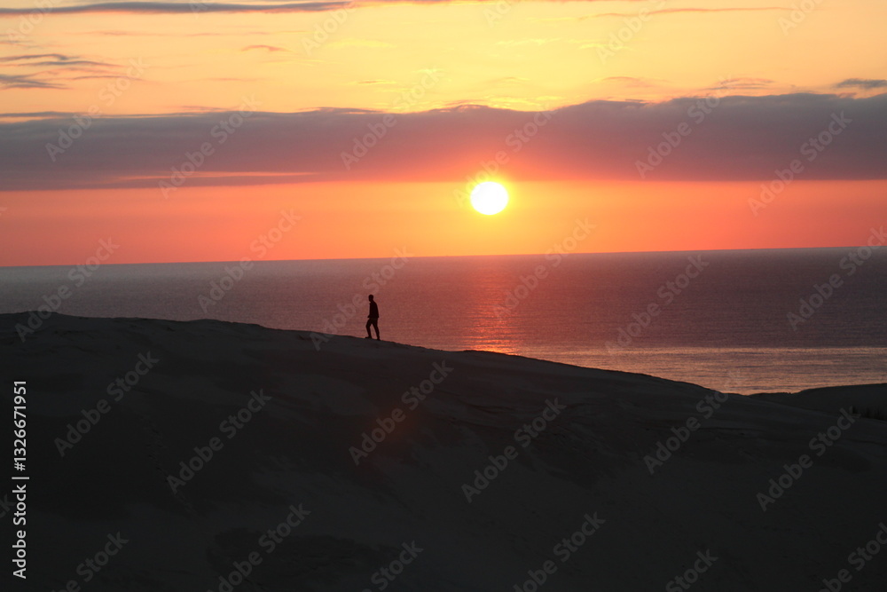 Obraz premium mulher nas dunas do siriú, garopaba, santa catarina