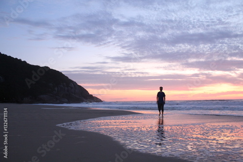 silhueta de homem na praia brava no amanhecer, florianópolis, santa catarina