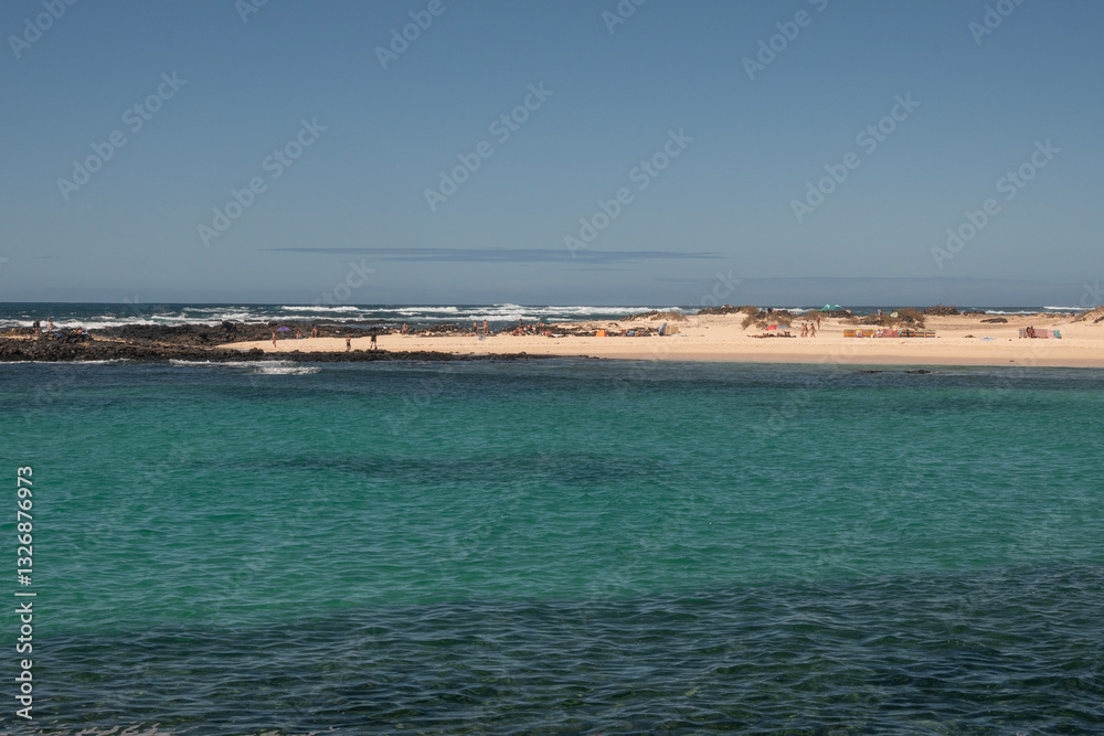 Vista de la playa de la Concha en El Cotillo, Fuerteventura. Playa de arena blanca y mar turquesa.
