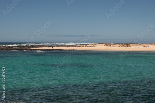 Obraz na płótnie Vista de la playa de la Concha en El Cotillo, Fuerteventura. Playa de arena blanca y mar turquesa. w salonie