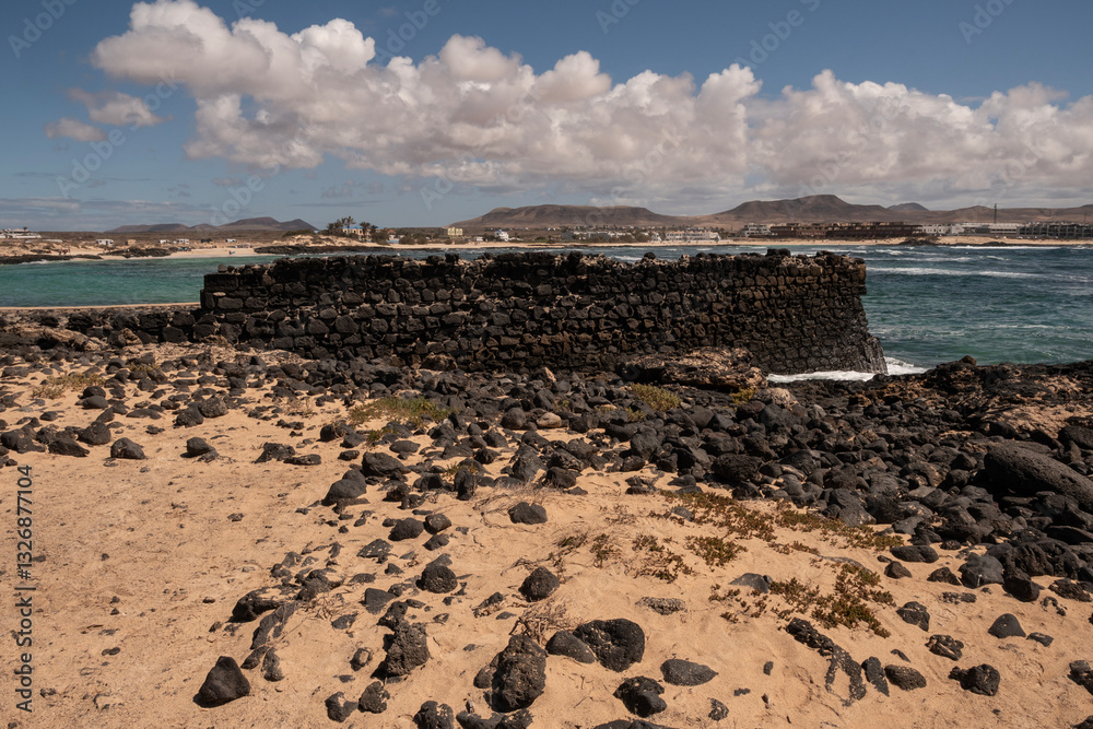 Antiguo muelle de piedra usado para llevar la cal a los barcos. El Cotillo, Fuerteventura