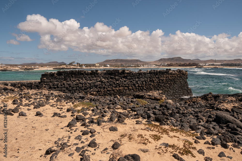 Antiguo muelle de piedra usado para llevar la cal a los barcos. El Cotillo, Fuerteventura