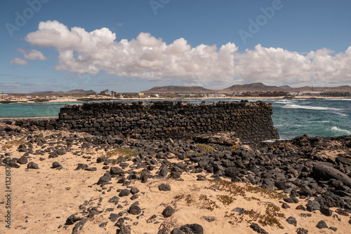Obraz na płótnie Antiguo muelle de piedra usado para llevar la cal a los barcos. El Cotillo, Fuerteventura w salonie