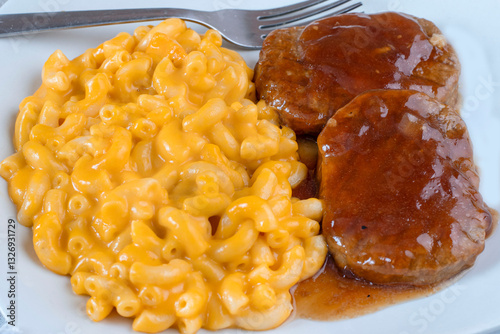 фотографія salisbury steak  with macaroni and cheese
