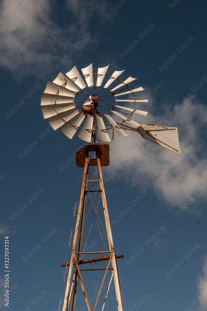 Antiguo Molino de viento en hierro para bombear el agua. Fuerteventura, La Oliva.