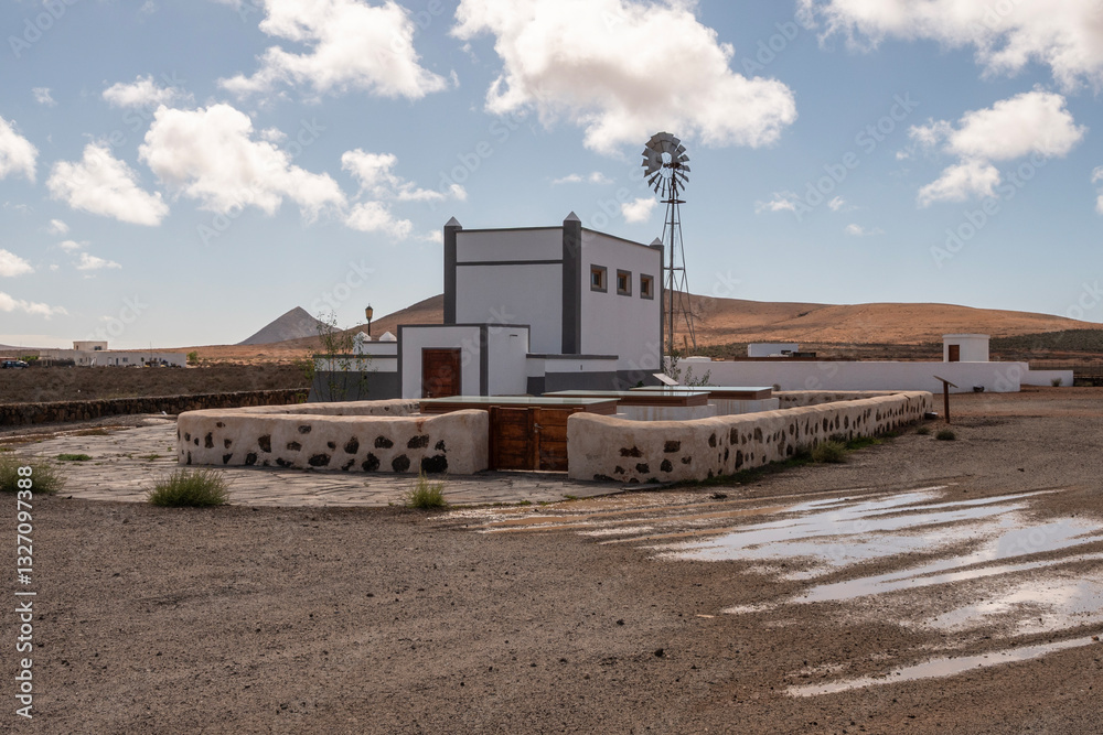 Aljibe Veneno, de piedra con muros para proteger el agua. Fuerteventura, La Oliva.