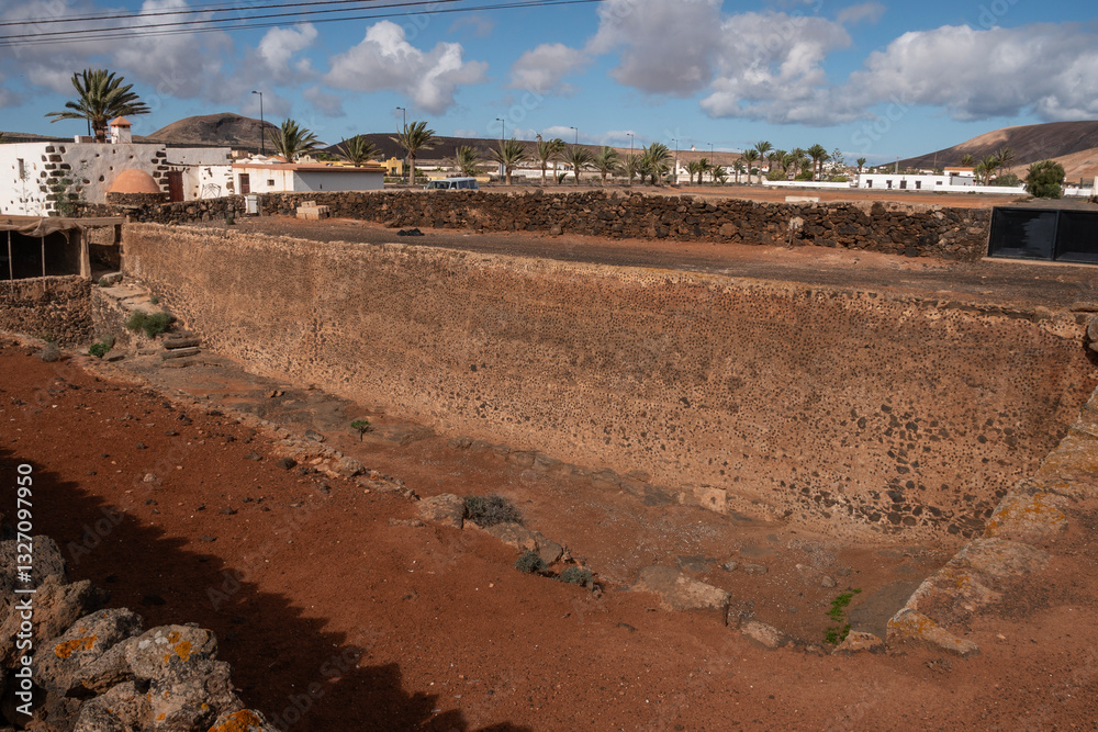 Antiguo aljibe en piedra, en el Pueblo de La Oliva, Fuerteventura.