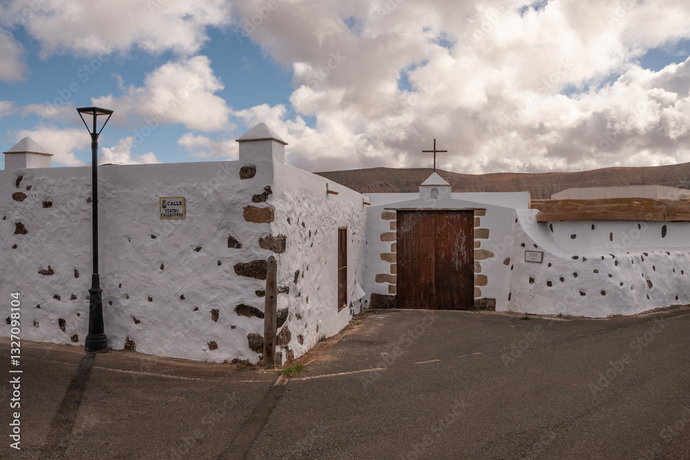 Fachada de una antigua casa canaria en Fuerteventura, La Oliva. Entrada del museo de la Tradiciones.