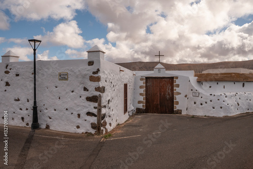 Obraz na płótnie Fachada de una antigua casa canaria en Fuerteventura, La Oliva. Entrada del museo de la Tradiciones. w salonie