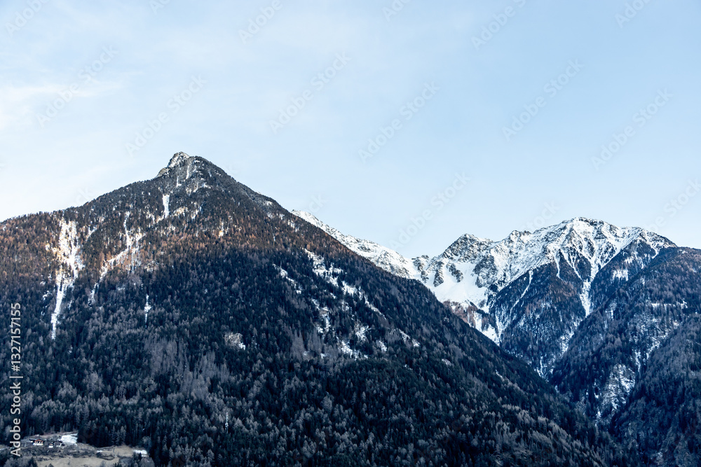 Morgendlicher Start in den neuen Tag bei schönsten Sonnenschein in der Südtiroler Region Sand in Taufers - Südtirol - Italien