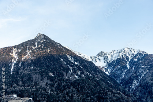 Obraz na płótnie Morgendlicher Start in den neuen Tag bei schönsten Sonnenschein in der Südtiroler Region Sand in Taufers - Südtirol - Italien w salonie