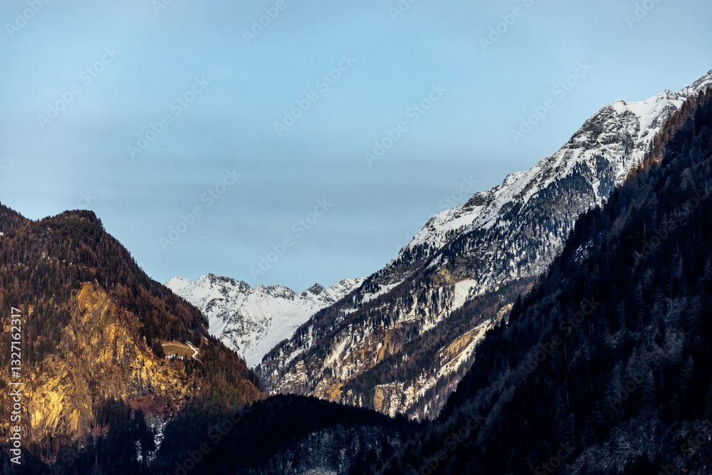 Morgendlicher Start in den neuen Tag bei schönsten Sonnenschein in der Südtiroler Region Sand in Taufers - Südtirol - Italien