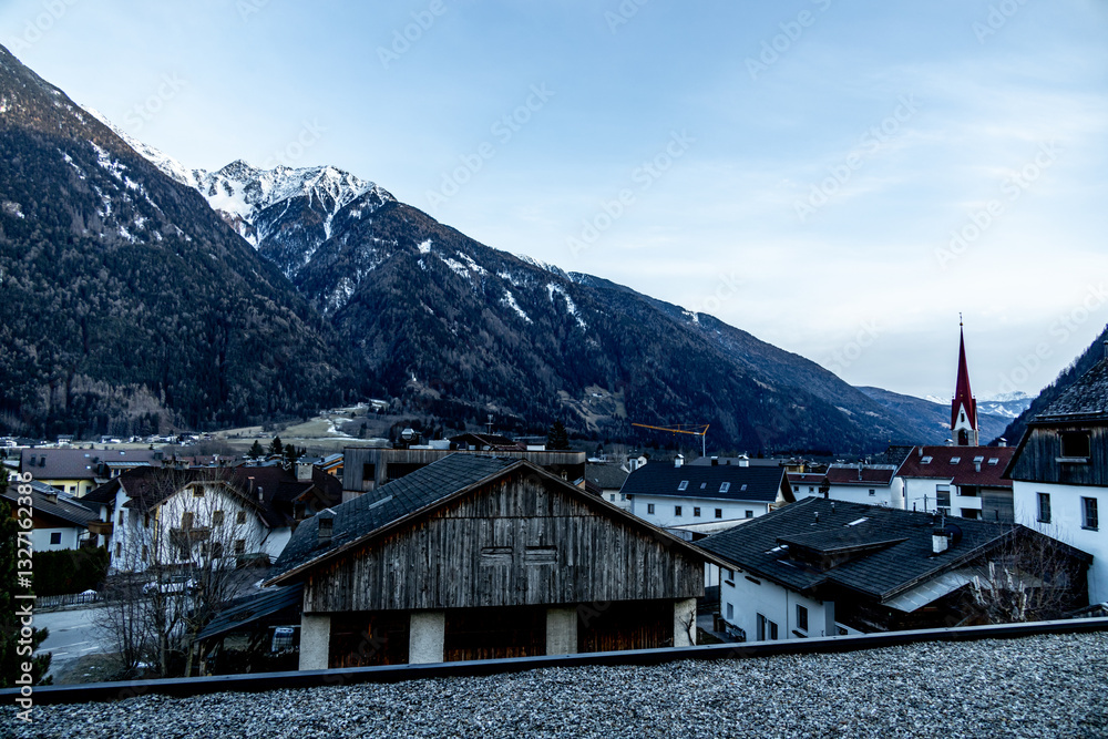 Morgendlicher Start in den neuen Tag bei schönsten Sonnenschein in der Südtiroler Region Sand in Taufers - Südtirol - Italien