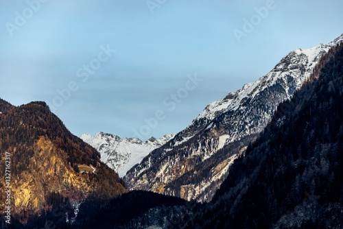 Obraz na płótnie Morgendlicher Start in den neuen Tag bei schönsten Sonnenschein in der Südtiroler Region Sand in Taufers - Südtirol - Italien w salonie