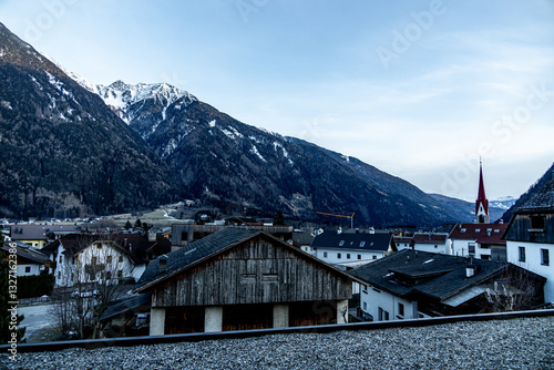 Obraz na płótnie Morgendlicher Start in den neuen Tag bei schönsten Sonnenschein in der Südtiroler Region Sand in Taufers - Südtirol - Italien w salonie