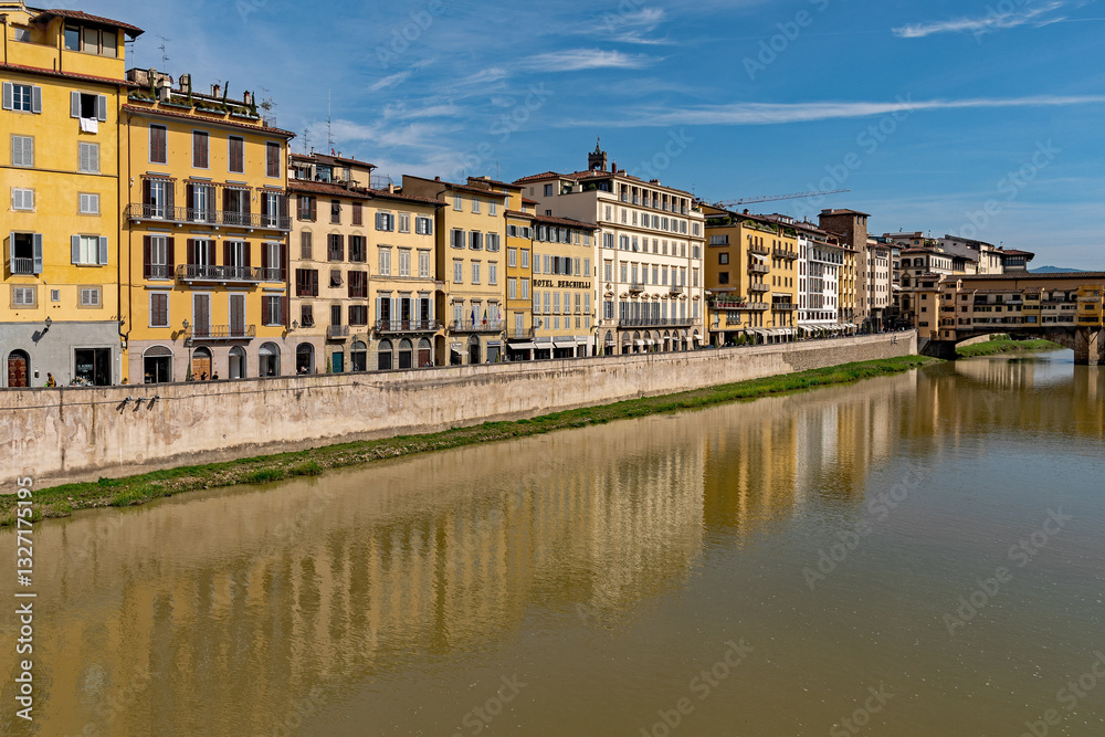 Blick über den Fluß Arno auf die Altstadt von Florenz in der Toskana in Italien