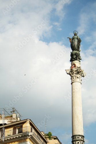 Obélisque Romain en contre-plongée sous ciel bleu