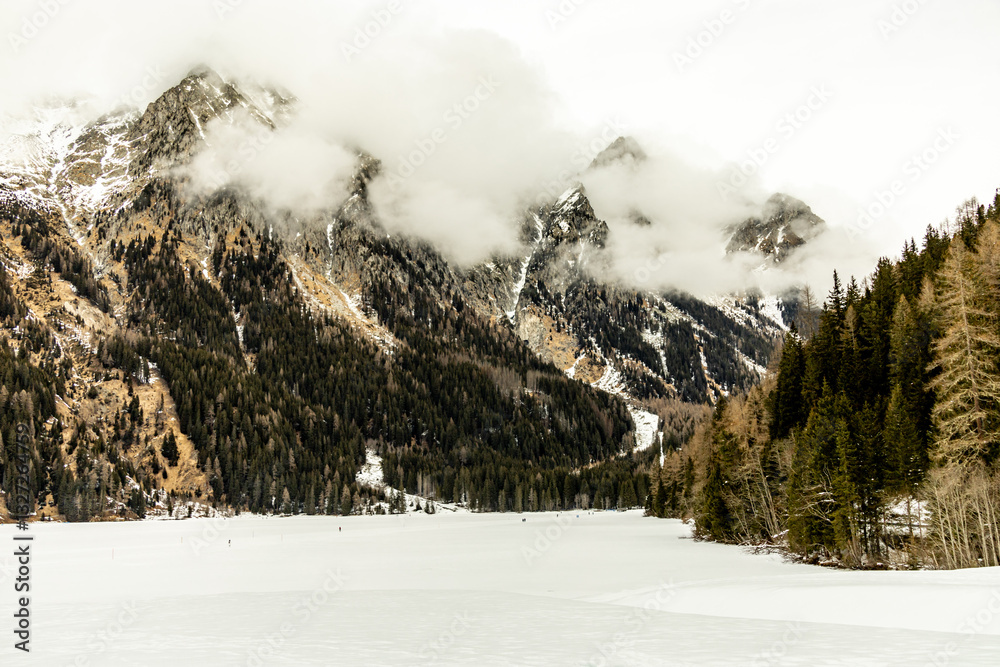 Fototapeta premium Wanderung auf den Staller Sattel zur österreichischen Landesgrenze bei Antholz im wunderschönen Antholzer Tal - Südtirol - Italien