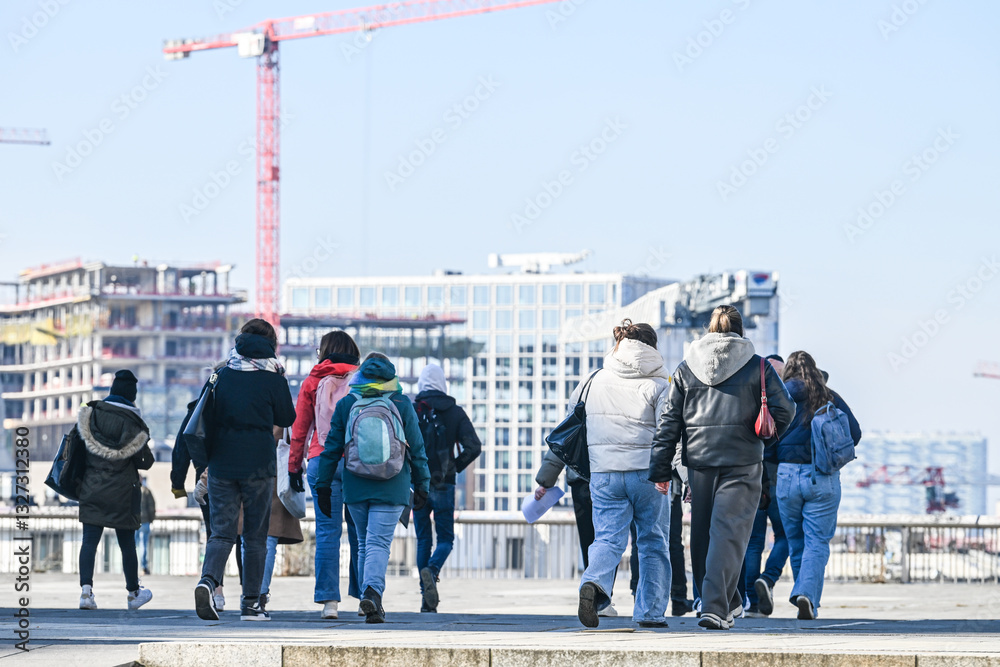 Obraz premium groupe jeune visiteur Bruxelles immobilier construction ecole excursion vue panorama