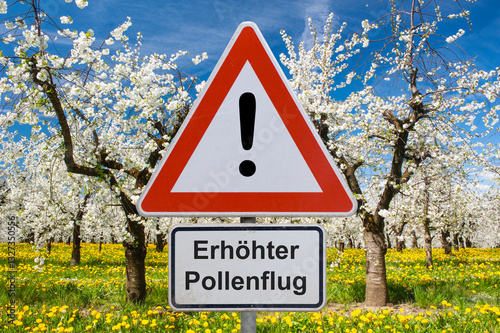 Obraz na płótnie Ein Verkehrsschild warnt vor Pollen, Pollenflug und Allergie im Frühling vor den Blüten im Frühling - FOTOMONTAGE w salonie