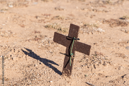 Obraz na płótnie Rusted old unmarked cross in a rural graveyard. w salonie