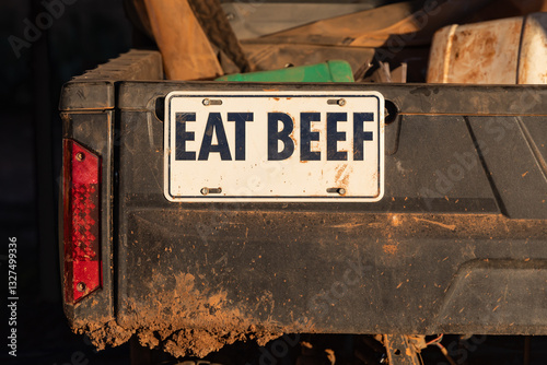 Obraz na płótnie License plate saying, 'Eat Beef' on a pickup truck. w salonie